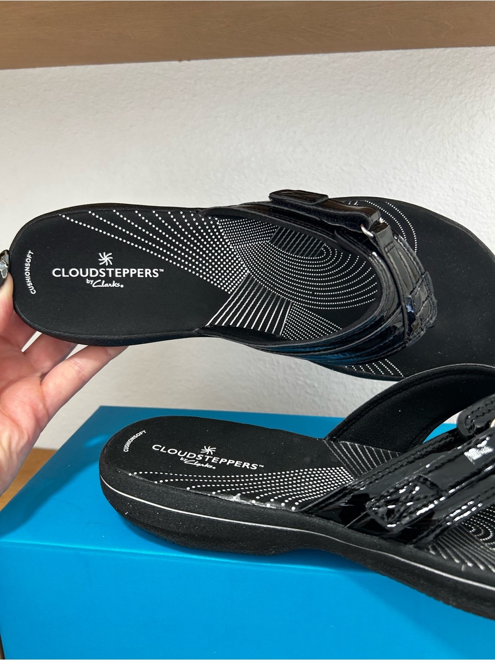 Clarks CloudStepper Breeze Sea Black Patent Thong Sandal 10. BNIB